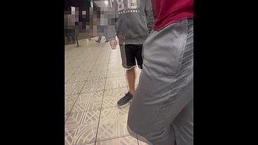 Andando sem cueca no super mercado