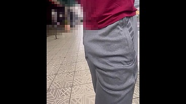 Andando sem cueca no super mercado