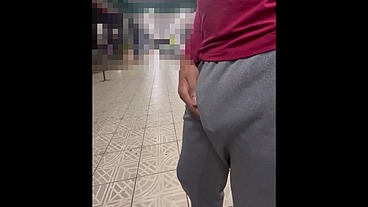 Andando sem cueca no super mercado