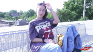 Hjemmelavet film af amatør tatoveret luder i lingeri, strømper tager pik fra røvhul til mund