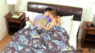 Avsugning, ridning, barbacka, kyssar, kukar – POV-film med den unga tonåringen Jasper Robinson och Tyler Thayer som blir analknullade