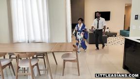 ”Asian Geisha Ember Snow Hard at Wörk”