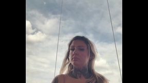 Mulher tatuada quase vai expulsa da academia por usar top transparente com os bicos do peitos duros ! Ela disse q estava duro por est&aacute_ com muito tesao no momento