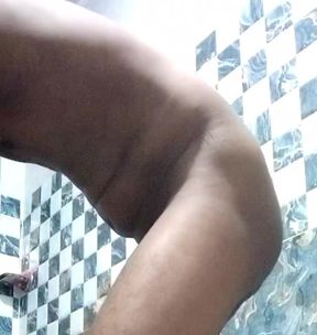 Bathroom bhabi ki penty dekh muth mara nahane se pahale