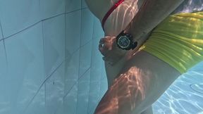 flaca cachonda es follada en al piscina a plena luz del dia