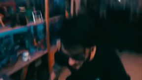 Loco y grita pisito en la playa repetidas veces