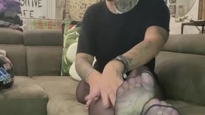 Il dottore mi cura da una storta e io gli faccio un footjob con i piedi puzzolenti!