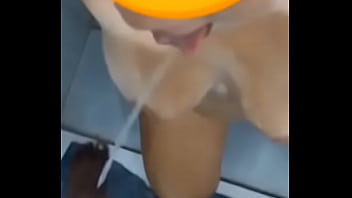 Usei minha esposa como privada de macho e mijando nela sem d&oacute_