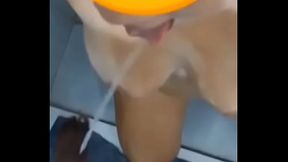 Usei minha esposa como privada de macho e mijando nela sem d&oacute_