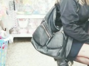 Paseo desnuda en el barrio exhibicionista sin pantis de compras falda PARTE 1