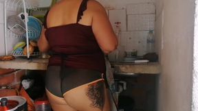 I Look at My Stepmother with That Big Ass Who Has How She Cleans the House How Much I Want to Fuck That Ass