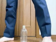 スーツ姿の変態大学生がペットボトルにおしっこを注ぐチャレンジをしてみた