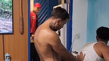 ENTREGADOR PEGOU NO FLAGRA DOIS HOMENS FUDENDO NO SOFÁ