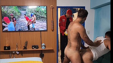 ENTREGADOR PEGOU NO FLAGRA DOIS HOMENS FUDENDO NO SOFÁ