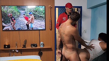 ENTREGADOR PEGOU NO FLAGRA DOIS HOMENS FUDENDO NO SOFÁ