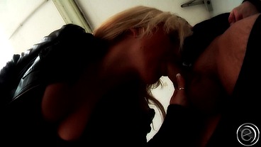 Tiefe Eindrücke aus dem Leben von Jungpornstars Lindsay Love & Maya Gold