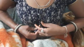 Desi bhabhi&#039;s saree was taken off and full body massage oil was massaged with oil on the entire body of the beautiful sister-in-law