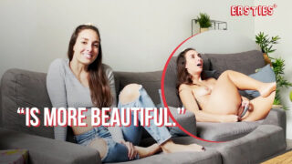 Ana B exhibe ses gros seins naturels tout en se masturbant