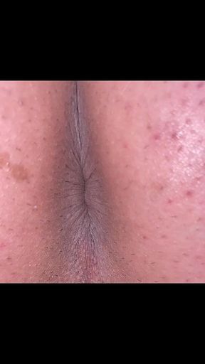 A man exposes his asshole Take a picture so that wrinkles can be clearly seen