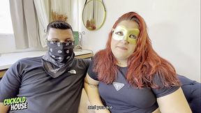 Homem corno e voyeur convida dois caras para foderem a noiva dele no sof&aacute_ da sala