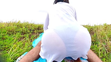Rapidinha na praia em publico