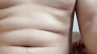 Grosse nana suce une bite avant de se faire défoncer le cul.