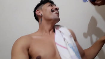 O BARBEIRO QUIS SER PAGO COM UM BOQUETE