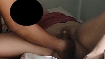 Dedilhando a buceta e o cu da Bailey