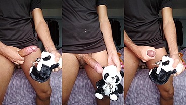 Meu tio me deu este ursinho de pelúcia e disse para eu usá-lo como brinquedo sexual. Eu gozei na cara do ursinho.