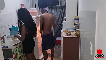 Marido acorda com fogo no pau e pega sua esposa na cozinha e levanta ela no colo e fode ela toda at&eacute_ encher sua buceta de gozar