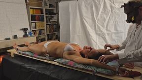 Prof. Keilers KitzelSpa: Stimulierende Kitzelmassage auf der Bank mit enervierender Eisdusche