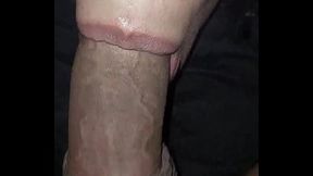 Hijastro encuentra a la madrastra con los ojos vendados, aprovecha de meterle la polla en la boca