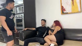 esposo pierde su dinero apostando en juegos de carta y su hermosa esposa tiene que pagar la deuda con su cuerpo