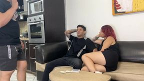esposo pierde su dinero apostando en juegos de carta y su hermosa esposa tiene que pagar la deuda con su cuerpo