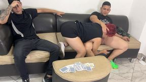 esposo pierde su dinero apostando en juegos de carta y su hermosa esposa tiene que pagar la deuda con su cuerpo