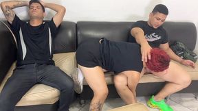 esposo pierde su dinero apostando en juegos de carta y su hermosa esposa tiene que pagar la deuda con su cuerpo