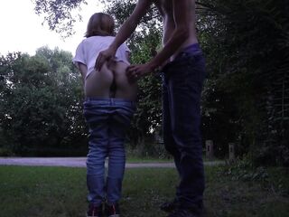 elle me branle sur le bord de la route puis je la prends en levrette et éjacule sur son petit dark hole