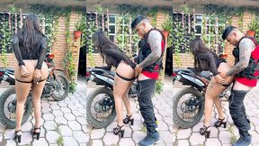 mi vecino motociclistame gusta mucho y siempre viene a penetrarme