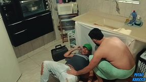 o putinho foi tomar banho e acabou tendo que chamar o encanador pra te ajudar no banho e por fim o encanador meteu o cano nele