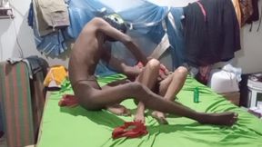 Padosi desi aunty ki chut mein ungali kiya bade maje se