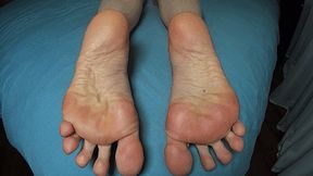 Big wrinkled soles close up (WS)