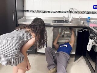 PLOMERO PERVERTIDO SE FOLLA A CHICA TÍMIDA QUE LO CONTRATÓ PARA REPARAR EL LAVAPLATOS
