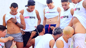 Suruba com meus amigos na piscina!