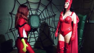 Scarlet Witch dan Spider Woman cosplayer meniduri antara satu sama lain dengan bertali