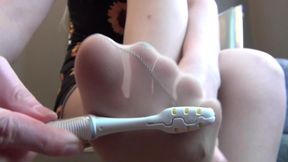 Hali Tries To Cure The Itch!