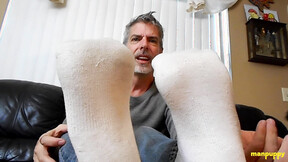 DILF Richard Lennox Show Off His Bare Feet