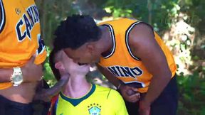 depois do jogo com meus amigos fomos procurar uma aventura na praia da reserva e arrombamos o rabo do passivo