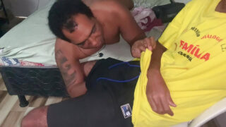 Màn vui vẻ tự quay tại nhà với hai người yêu đồng tính người Brazil mập mạp, nhiều lông, đang mút những dương vật to và xuất tinh vào hậu môn.