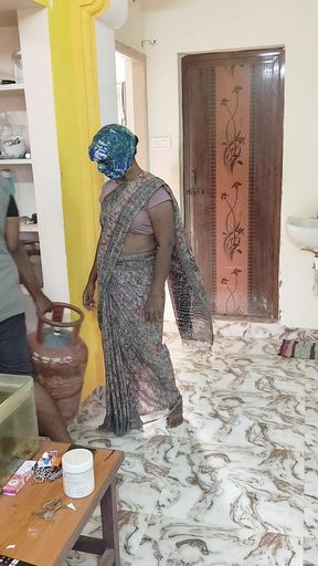 House Wife Fucks the Gas Cylinder Delivery Boy