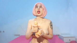 Una chica de cosplay de Ram, delgada y con grandes pechos, de 18 años, ofrece un intenso JOI ahegao en un vídeo POV muy sensual